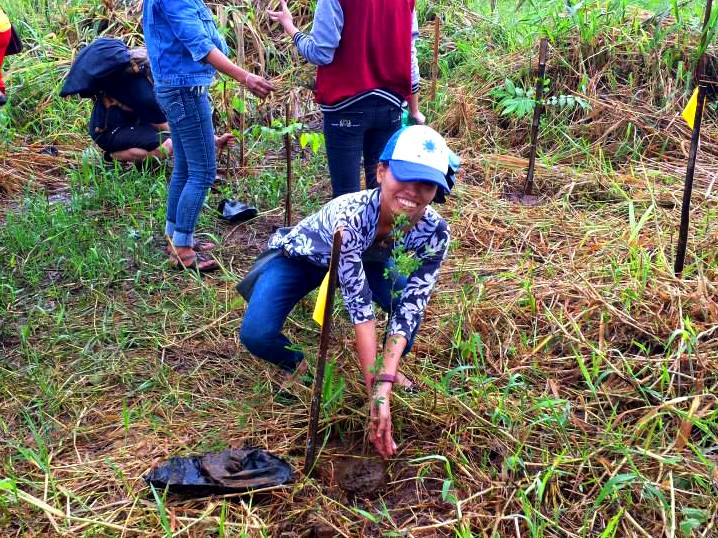 The author, planting a tree at the MMDA Landfill in San Mateo, Rizal