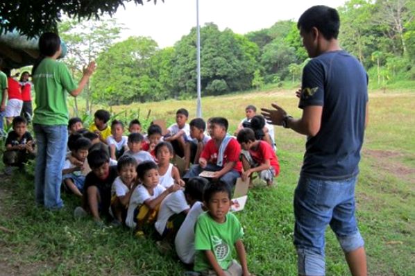 Bel (right) teaching the children of GreenEarth Heritage Foundation in San Miguel, Bulacan
