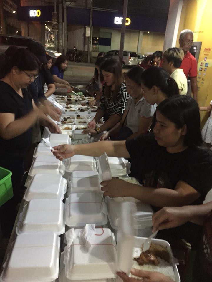 Volunteers distributing food at Karinderia ni Mang Urot